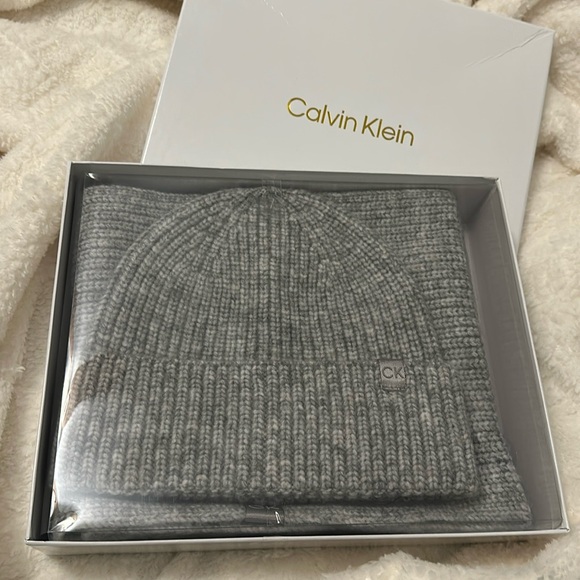 BRAND NEW Calvin Klein Grey Hat and Scarf Gift Set - Picture 1 of 2